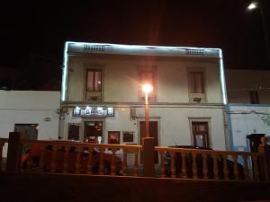 un edificio con una luz delante de él en Bounty Bedroom, en Puerto del Rosario