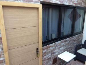 Una puerta de madera en una habitación con ventana en Bounty Bedroom, en Puerto del Rosario