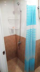 Ένα μπάνιο στο Apartment Green Pramuka ~ OCR