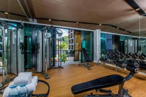 奧南海灘的住宿－GLOW Ao Nang Krabi，健身房拥有许多跑步机和机器