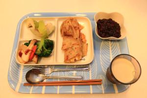 a tray with a plate of food with vegetables and meat at 500Km Home in Hualien City