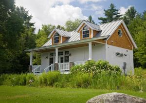 a white house with a gambrel roof at Sugar Hill Inn in Sugar Hill