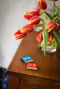 a table with a vase of flowers and two matches at Sugar Hill Inn in Sugar Hill