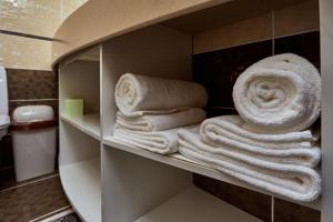 un montón de toallas en un estante en un baño en Gostinitsa Krasnaya en Blagovéshchensk