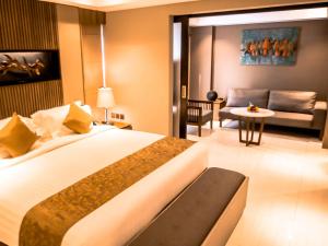 سرير أو أسرّة في غرفة في The Nest Hotel Nusa Dua