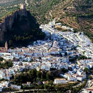 una vista aérea de una ciudad con edificios blancos en El Peñón, en Zahara de la Sierra