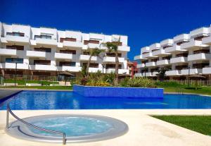 basen przed budynkiem mieszkalnym w obiekcie Terrazas de Campoamor Barbara w mieście Playas de Orihuela