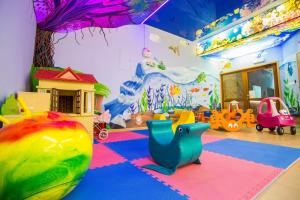 pokój dla dzieci z pokojem zabaw z zabawką dla dinozaurów w obiekcie Pensjonat Sosnowe Zacisze w mieście Susiec