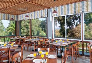 Reštaurácia alebo iné gastronomické zariadenie v ubytovaní Nof Ginosar Kibbutz Hotel
