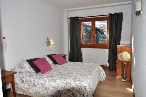 フォルミガルにあるApartamentos Tirolのベッドルーム(ベッド1台、窓付)