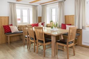 ein Esszimmer mit einem Holztisch und Stühlen in der Unterkunft Chalet Hageberg ab Mai freie Fahrt mit Bergbahnen in Bolsterlang + 8 Fotos