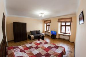 リヴィウにあるКвартира в центрі на вулиці Вірменській 12 є дві спальні двуспальні ліжкаのベッドルーム(ベッド1台、ソファ付)