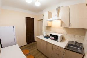 Кухня или мини-кухня в Квартира в центрі на вулиці Вірменській 12 є дві спальні двуспальні ліжка
