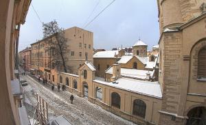 リヴィウにあるКвартира в центрі на вулиці Вірменській 12 є дві спальні двуспальні ліжкаのギャラリーの写真