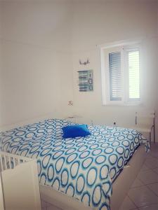 アトラーニにあるCasa Giovanna Gioiaのベッドルーム1室(青い枕付きのベッド1台付)