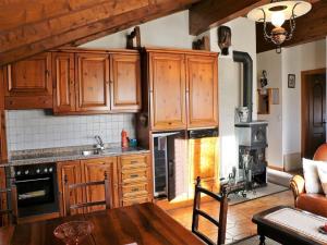 - une cuisine avec des placards en bois et une table dans une pièce dans l'établissement Haus-Aristella, à Riederalp