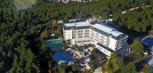 una vista aérea de un edificio con piscina en Philippion, en Tesalónica