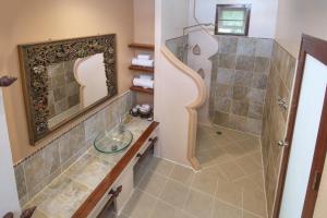 ein Badezimmer mit Dusche und Spiegel in der Unterkunft Khanom Hill Resort in Khanom