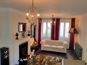 ein Wohnzimmer mit Sofa und Kamin in der Unterkunft Camelford House in Brighton & Hove