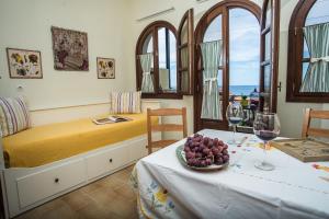 um quarto com uma cama e uma mesa com copos de vinho em Amboula Beach Apartments em Tragaki