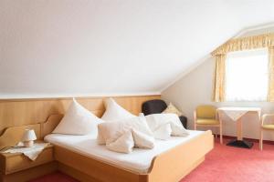 A bed or beds in a room at Gasthof Edelbrunn