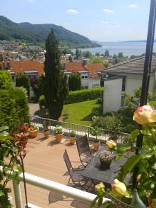 d'une terrasse avec des chaises et une vue sur l'eau. dans l'établissement Oberhof, à Bodman-Ludwigshafen