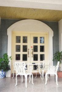 Een balkon of terras bij Red Roof B&B