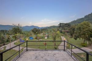 balcón con vistas a un parque en Tanihill Resort, en Suan Phueng