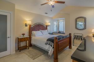sypialnia z łóżkiem i wentylatorem sufitowym w obiekcie Solvang Alisal Vacation Cottages w mieście Solvang