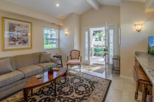 A seating area at Solvang Alisal Vacation Cottages