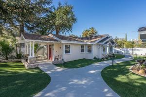 a white house with a driveway at Solvang Alisal Vacation Cottages in Solvang