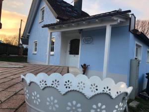 niebieski dom z białym płotem przed nim w obiekcie Ilmhaus 2 w mieście Gaden bei Pförring