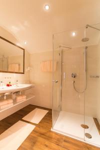 uma casa de banho com um chuveiro e um lavatório. em Landhaus Rosengartl em Schladming