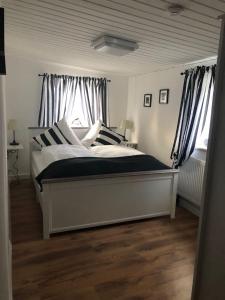 Ein Bett oder Betten in einem Zimmer der Unterkunft Ilmhaus 2