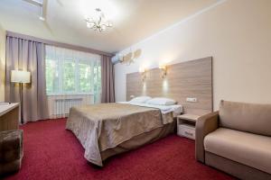 Un pat sau paturi într-o cameră la Azimut Hotel Prometey Nebug