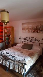 Una cama o camas en una habitación de Tanger Chez Habitant