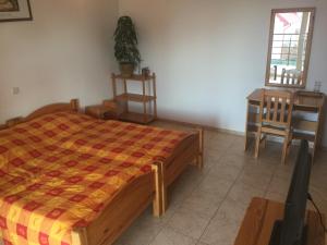 グジボボにあるGaleria Tennisのベッドルーム1室(ベッド1台、テーブル、椅子付)