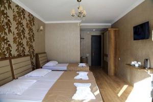 Rúm í herbergi á Snow King Hotel