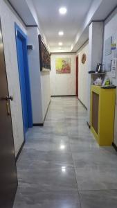 um corredor de um quarto com uma cozinha e uma porta azul em Sira House Milano em Milão