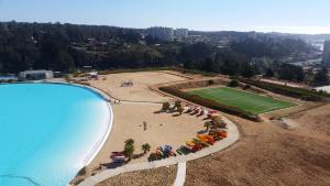 una vista aérea de una playa y un campo de fútbol en Algarrobo, Laguna Bahía Espectacular, en Algarrobo