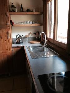 Ett kök eller pentry på Chamonix Apartment
