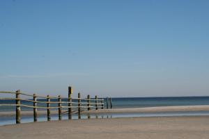 ツィングストにあるVilla Strandblick 7の海辺の木塀