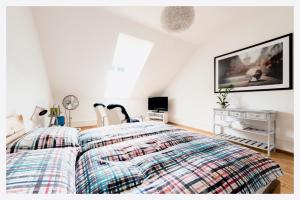 - une chambre avec un lit et une télévision murale dans l'établissement Bed & Kitchen am Tavelweg - Adults Only, à Berne
