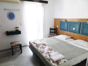 sypialnia z dużym łóżkiem z 2 poduszkami w obiekcie Hotel Rea w mieście Naksos
