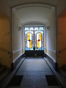 トリノにあるMono Bordeauxのステンドグラスの窓付きのドアのある廊下
