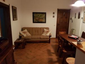 uma sala de estar com um sofá e uma mesa em Home Cremeno Valsassina em Cremeno