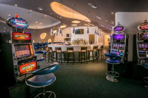 um quarto com várias slot machines e um bar em Majestic Colonial Punta Cana - All Inclusive em Punta Cana