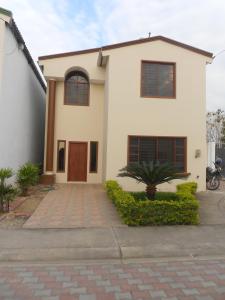 Casa blanca con entrada de ladrillo en Casa Estrella Santa Rosa, en Santa Rosa