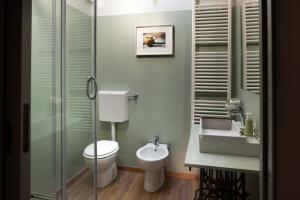アオスタにあるLa casa di Adaのバスルーム(トイレ、洗面台、シャワー付)