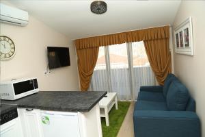 ein kleines Wohnzimmer mit einer blauen Couch und einem Tisch in der Unterkunft Luxx Suite Nişantaşı in Istanbul